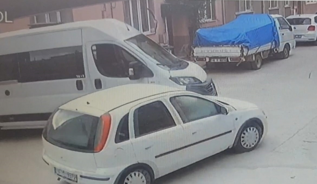 Kaza yaptı; panikle direğe ve başka bir araca daha çarptı