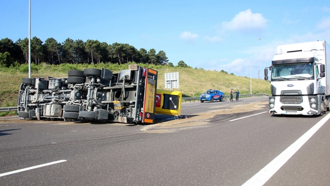 Sürücüsünün uyuduğu vinç otoyolu savaş alanına çevirdi