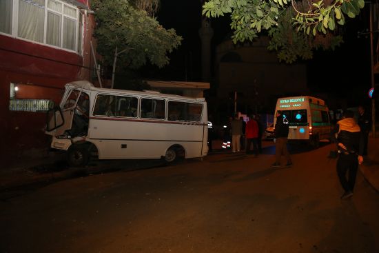 İşçileri taşıyan minibüs evin duvarına çarptı: 3 ölü, 8 yaralı