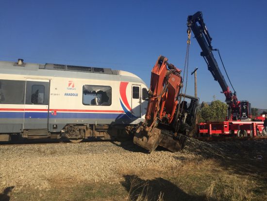 Tren ile iş makinesi çarpıştı: 9 yaralı