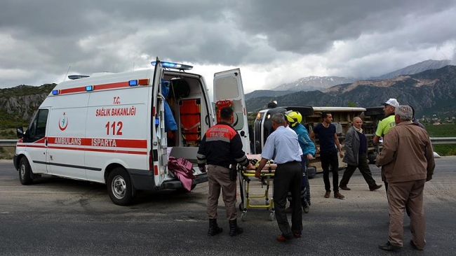 Kamyon ile minibüs birbirine girdi: 1 ölü, 22 yaralı