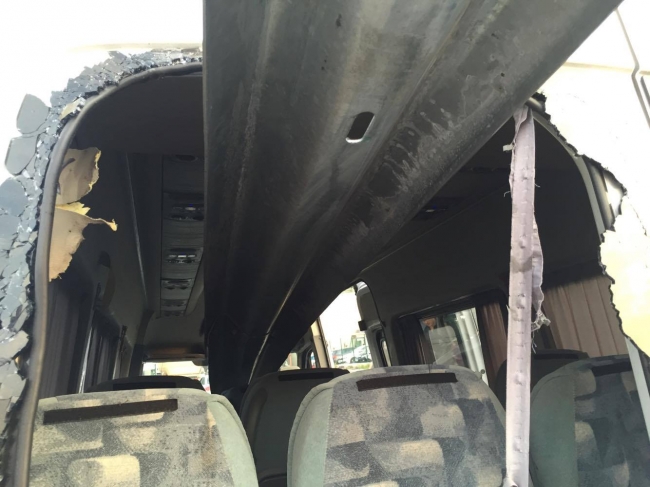 Korkunç kaza! Bariyerler minibüse saplandı