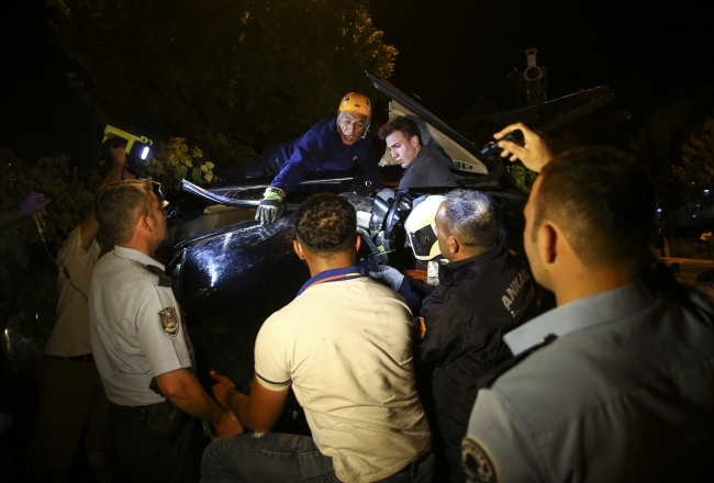 Kontrolden çıkan araç 2 ağaca çarptı: 2 ölü, 1 yaralı