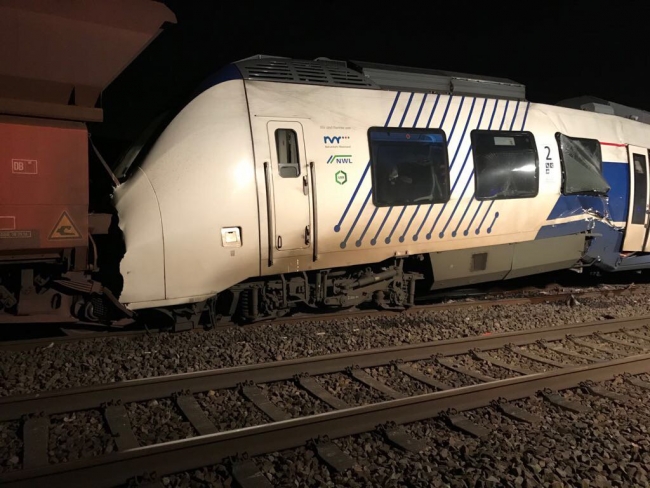 Almanya'da yolcu treni ile yük treni çarpıştı: 50 yaralı