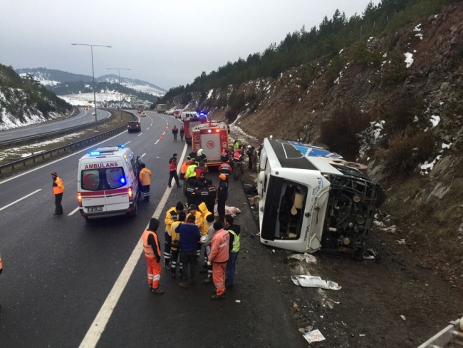 Anadolu Otoyolu'nda yolcu otobüsü devrildi: 2 ölü, 20 yaralı