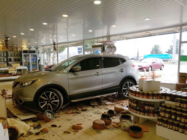 Park etmek isteyen sürücü dükkana daldı