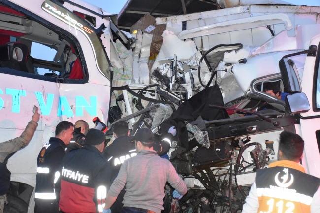 Otobüsle TIR çarpıştı: 1 ölü, 40 yaralı