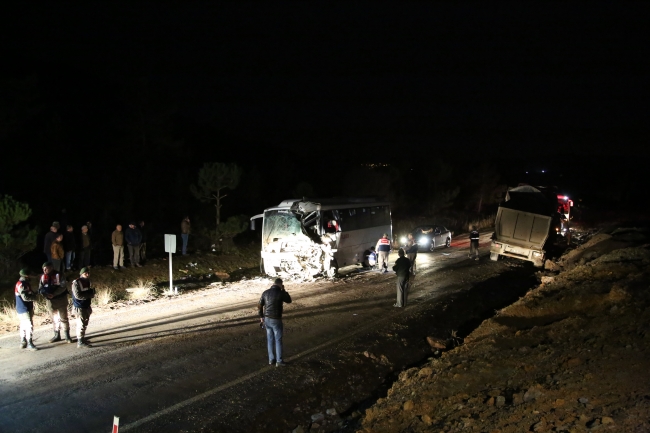 Yolcu otobüsü ile hafriyat kamyonu çarpıştı: 31 yaralı