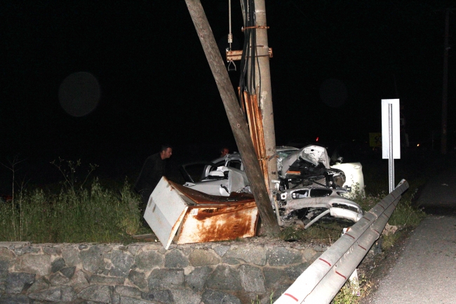 Otomobil beton direğe çarptı: 3 ölü