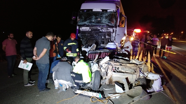 Yakıtı bittiği için kamyonla çekilen otomobile tır çarptı: 3 ölü, 2 yaralı