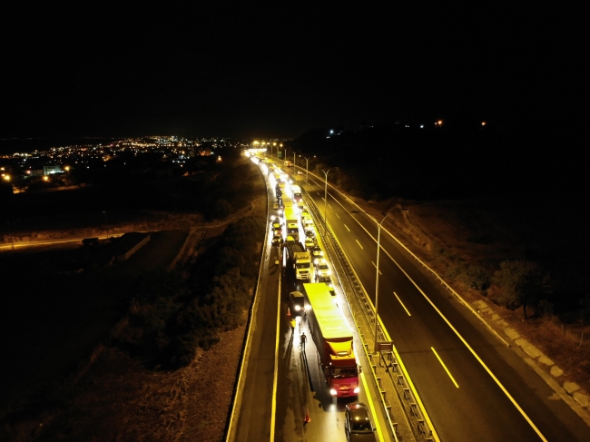 TEM Otoyolu Edirne istikametinde meydana gelen kaza nedeniyle bir süre trafikte kuyruk oluştu. Fotoğraf: İHA
