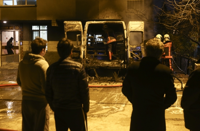 Ankara'da park halindeki iki araç alev aldı
