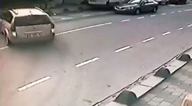 İki genç kız ölümden kıl payı kurtuldu