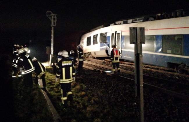 Almanya'da yolcu treni ile yük treni çarpıştı: 50 yaralı