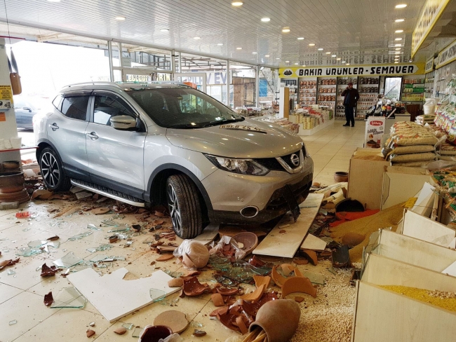 Park etmek isteyen sürücü dükkana daldı