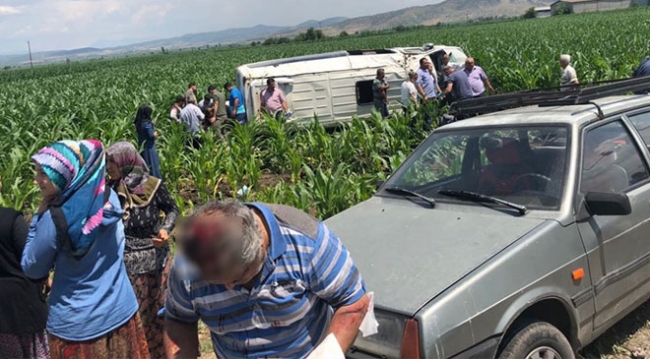 Geçici orman işçilerini taşıyan minibüs tarlaya uçtu: 3’ü ağır 14 yaralı