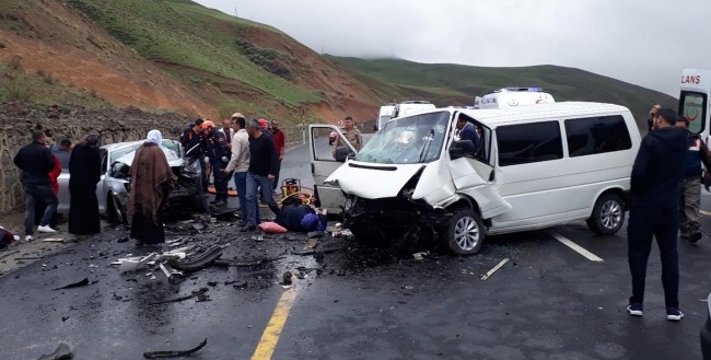 Erzurum-Bingöl karayolunda trafik kazası: 5 ölü, 10 yaralı