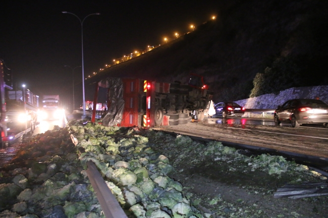Sebze yüklü kamyon minibüsün üzerine devrildi: 2 yaralı