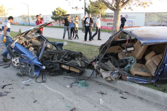 İkiye bölünen otomobilden sağ çıktı