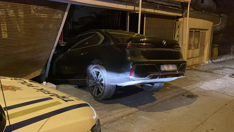 Sivas’ta bir sürücü pedalları karıştırınca markete daldı