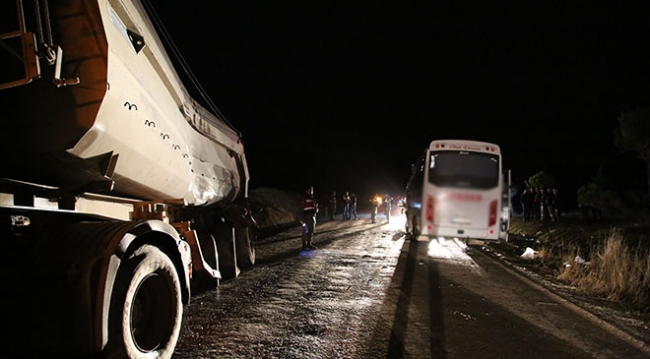 Yolcu otobüsü ile hafriyat kamyonu çarpıştı: 31 yaralı