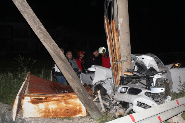 Otomobil beton direğe çarptı: 3 ölü