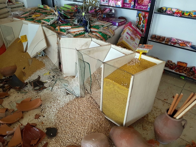 Park etmek isteyen sürücü dükkana daldı