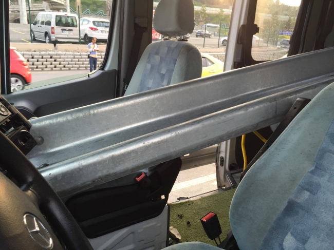 Korkunç kaza! Bariyerler minibüse saplandı