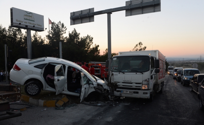 Kamyon ışıkta bekleyen araçlara çarptı: 2 ölü 17 yaralı