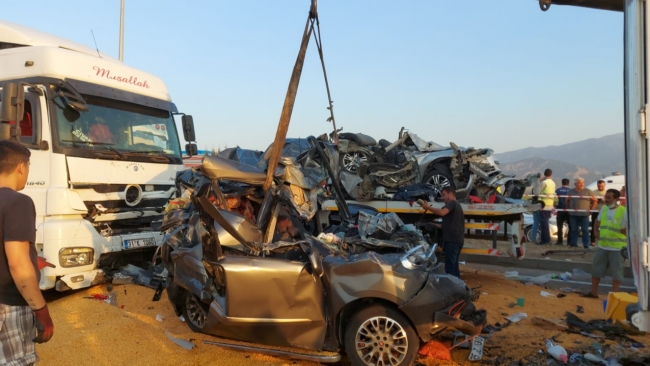 Manisa'da zincirleme trafik kazası: 3 ölü, 5 yaralı