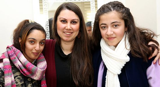 Öğrencilerine sevgi örüyorlar