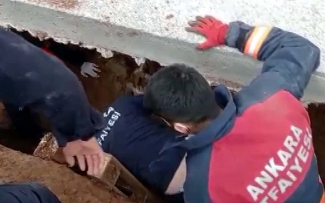 Kazdığı çukura düştü, 2,5 saatte kurtarıldı