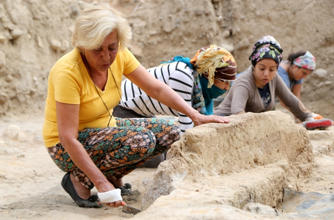 Tarihi mekanları gezmek için 60 yaşında arkeoloji okumaya başladı