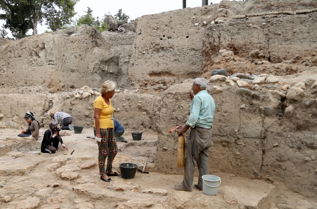 Tarihi mekanları gezmek için 60 yaşında arkeoloji okumaya başladı