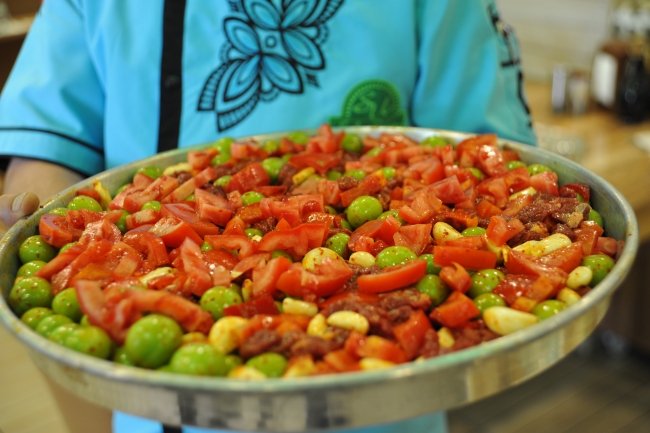 Gaziantep mutfağında yenidünya ve erik meyveleri de, lezzetli yemeklere dönüşüyor