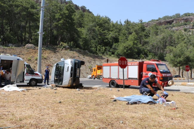 Antalya Kemer'de minibüsle otomobil çarpıştı: 4 ölü