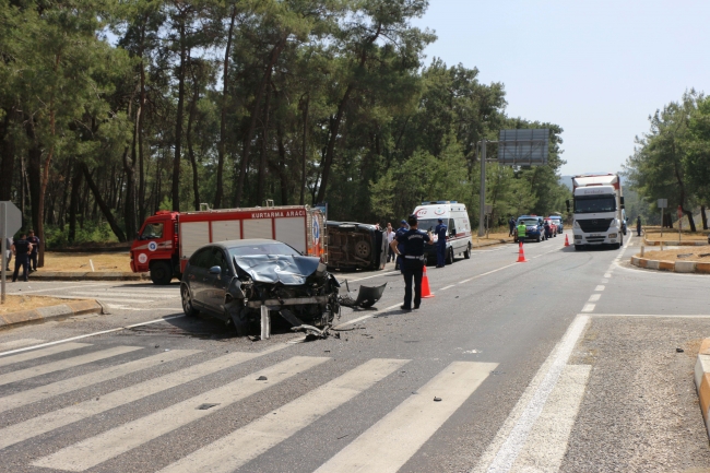 Antalya Kemer'de minibüsle otomobil çarpıştı: 4 ölü