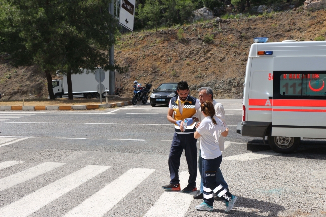 Antalya Kemer'de minibüsle otomobil çarpıştı: 4 ölü