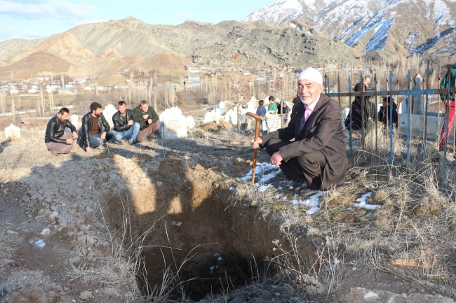 Kendisi için hazırlanan mezarı ziyaret etti