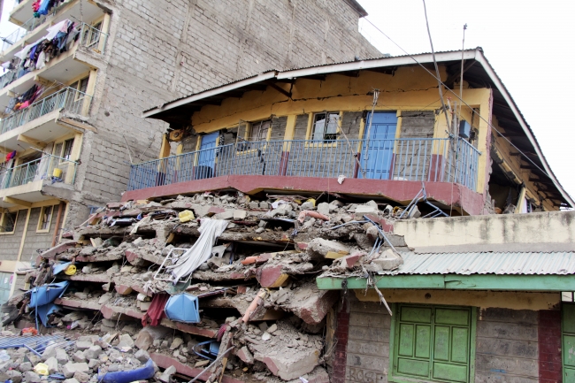 7 katlı apartman çöktü; 15 kişi göçük altında kaldı