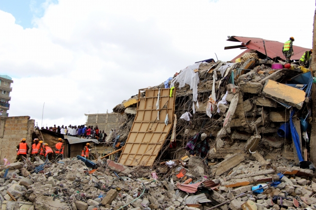 7 katlı apartman çöktü; 15 kişi göçük altında kaldı