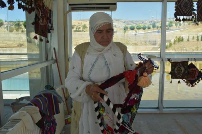 Hayriye Teyze üniversitede kilim örüyor