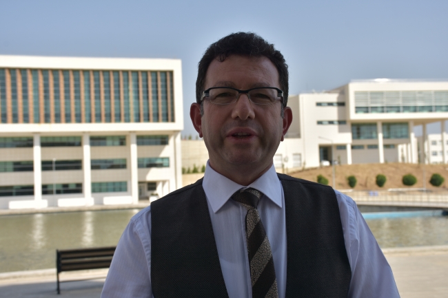 Hayriye Teyze üniversitede kilim örüyor