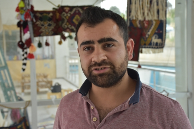 Hayriye Teyze üniversitede kilim örüyor