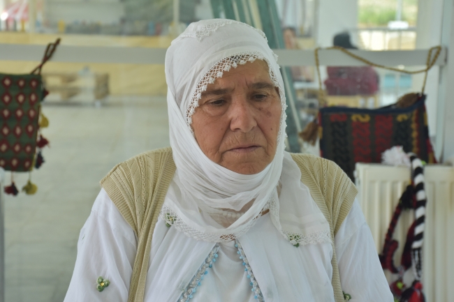 Hayriye Teyze üniversitede kilim örüyor