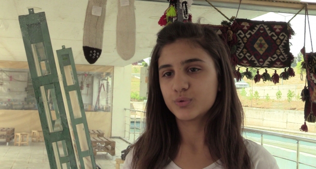 Hayriye Teyze üniversitede kilim örüyor