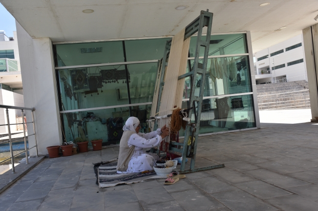 Hayriye Teyze üniversitede kilim örüyor