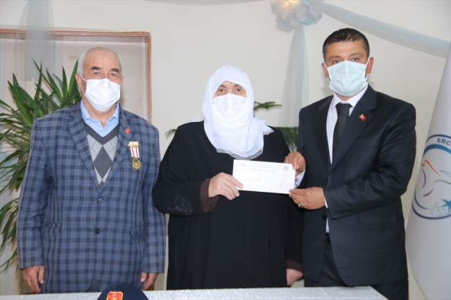 70 yaşında nüfus cüzdanına kavuştu, ilk işi resmi nikah kıymak oldu