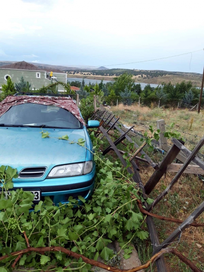 Şiddetli fırtına çatıları uçurdu, ağaçları devirdi