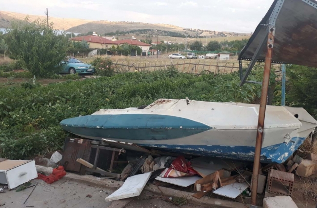 Şiddetli fırtına çatıları uçurdu, ağaçları devirdi